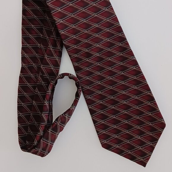 Bill Blass Mens Necktie Silk Burgandy Business Formal Geometric 4" W X 58" L - Picture 4 of 5